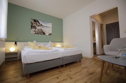 劳沙贝克酒店的一间卧室设有一张床和一间客厅。