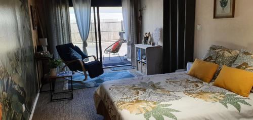 贝诺代Chambre de la mer blanche的一间卧室设有一张床,享有阳台的景色