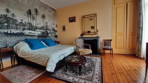 滨海布洛涅La Belle Boulonnaise的一间卧室配有一张床和一个壁炉