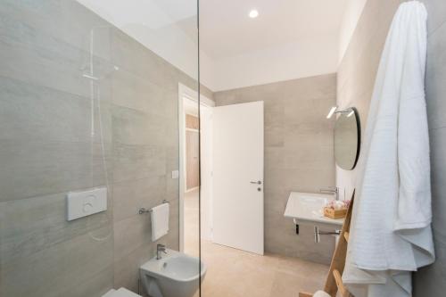 奥特朗托Livantea Agriresort e Residence的带淋浴、卫生间和盥洗盆的浴室