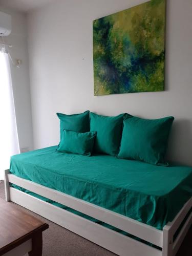 布宜诺斯艾利斯Parque Patricios 2 ambientes的一张带绿色枕头的床