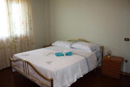 尼阿博勒皮耶韦Tuscan Dream Casa Vacanze的一间卧室配有一张蓝色弓床