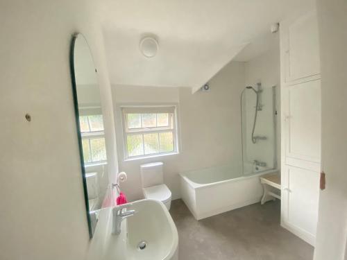 彻奇斯特雷顿Ravelstone的一间带水槽、浴缸和镜子的浴室