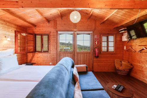 蓬塔杜帕戈Madeira Sunset Cottage - Nature Retreat的木制客房内的一间卧室,配有一张床