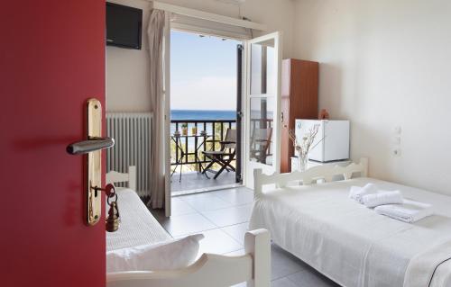阿吉奥斯伊欧尼斯玛莎酒店的一间带两张床的卧室,享有海景