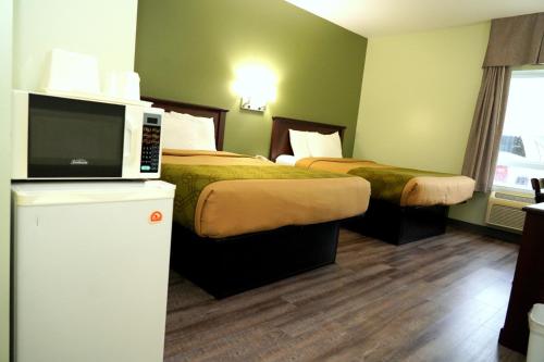 亨茨维尔亨茨维尔生态旅舍的一间酒店客房,设有两张床和电视