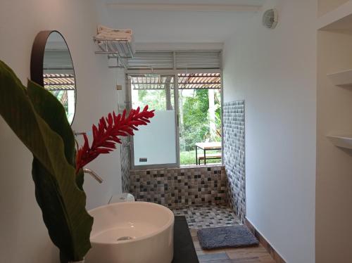 佩雷拉Tierra Negra Suite的一间带水槽、卫生间和镜子的浴室