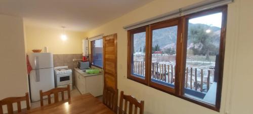 普尔马马尔卡Lo del Chango的带冰箱的厨房和带阳台的窗户