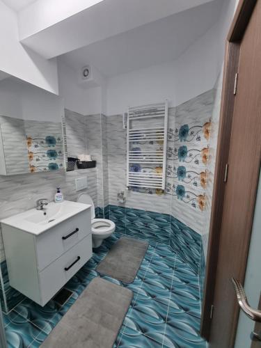 北马马亚-讷沃达里Delfinul 2 Summer Relax的一间带水槽和卫生间的浴室