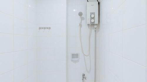 马尼拉RedDoorz near EDSA Camp Crame的浴室内配有淋浴和吹风机