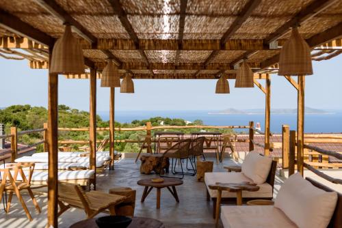 阿洛尼索斯古镇ALETRI new swim up HOTEL的一个带桌椅的海景庭院