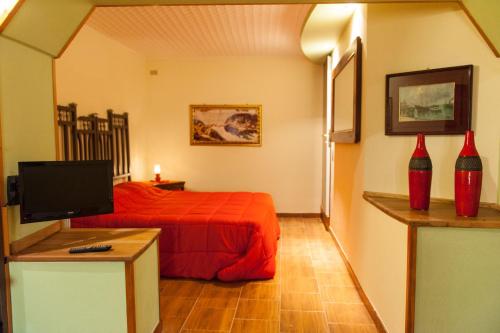 维贾内洛迪莫拉安蒂卡住宿加早餐旅馆的一间卧室配有红色的床和电视