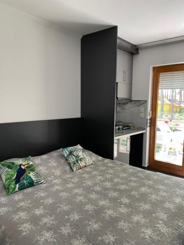 希欧福克Pearl Home Siofok的一间卧室配有一张带两个枕头的床
