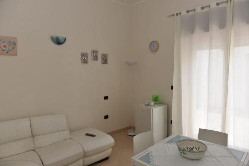 萨利切萨伦蒂诺Villa Chiara的白色的客厅配有白色的沙发和桌子