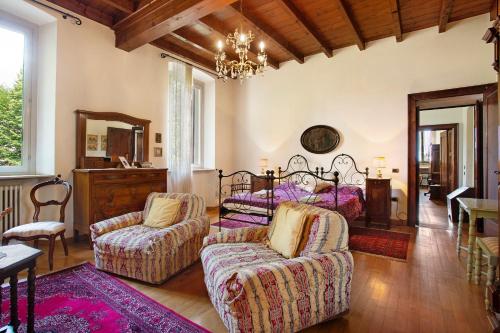 Annone di BrianzaVilla Giani的一间卧室配有两张床和两把椅子