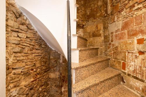 巴塞罗那Decô Apartments Barcelona-Born St.的石墙中的一段楼梯