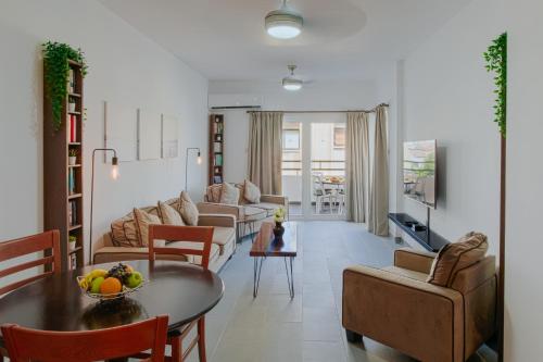 拉纳卡Lazaros Centre Apartment的客厅配有桌椅和沙发