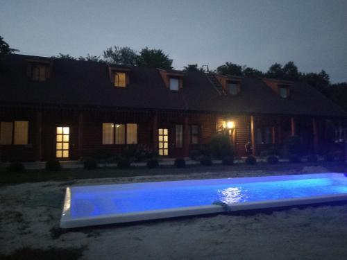 斯瓦拉瓦Karpatska Forel的夜间在房子前面的游泳池