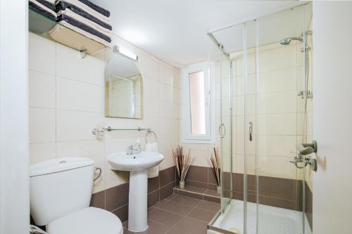 拉纳卡Lazaros Centre Apartment的浴室配有卫生间、盥洗盆和淋浴。