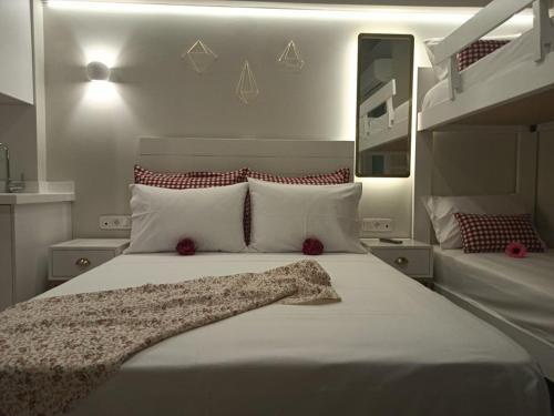 斯塔夫罗斯Anastasia Mare Luxury的卧室配有带红色枕头的大型白色床