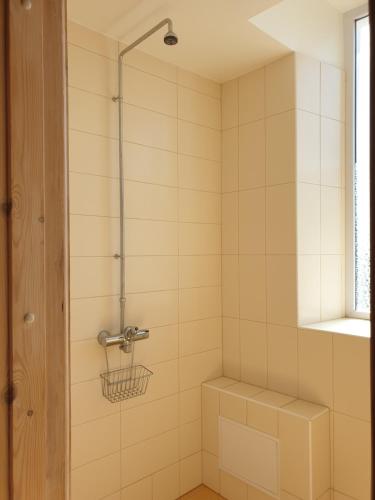 TüriTüri Vibukooli majutus的浴室设有白色瓷砖和淋浴。