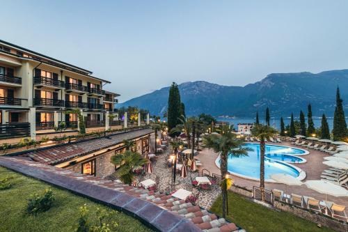 利莫内-苏尔加达Hotel Caravel的享有带游泳池的度假村的空中景致