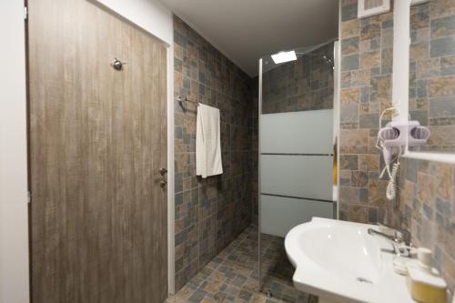 塔古玖Casa Ris的一间带水槽和淋浴的浴室