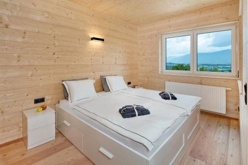 OberaichwaldHaus Deutz的卧室配有一张白色的木墙床