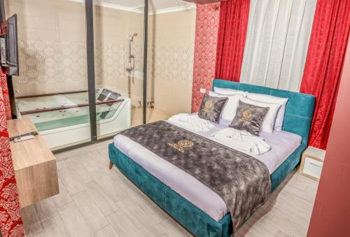 Kosovo PoljeHotel Sonoma的一间卧室配有一张带浴缸的床