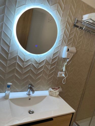 奇尼斯B&B Torre Pozzillo的浴室设有水槽和墙上的镜子