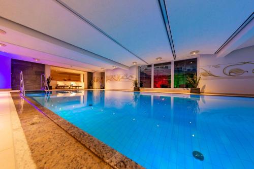 蒂罗尔-泽费尔德泽费尔德百乐酒店的大楼内一个蓝色的大型游泳池