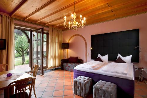 福森Villa Fantasia Budget Boutique Hotel的一间卧室配有一张床、一张桌子和一张沙发