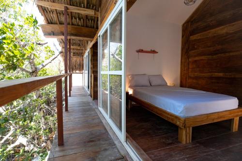 Santa Lova Eco-hostel Isla Tintipan客房内的一张或多张床位