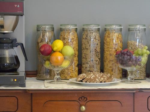都柏林阿沃卡住宿加早餐旅馆的装有一罐食物和一碗水果的柜台
