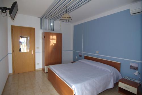 Brussahotel da Nino-Brussa 340的一间卧室设有一张大床和一扇木门