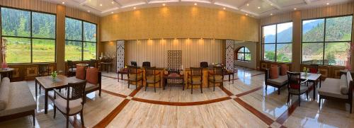 KulanThe Sultan Resort的大型客房设有桌椅和窗户。