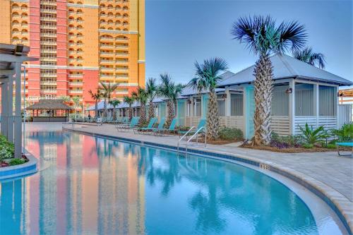 巴拿马城海滩Calypso Resort Tower 3的棕榈树和建筑度假村的游泳池