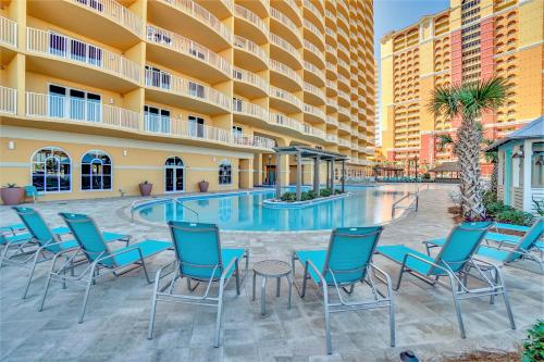 巴拿马城海滩Calypso Resort Tower 3的酒店庭院设有椅子和游泳池