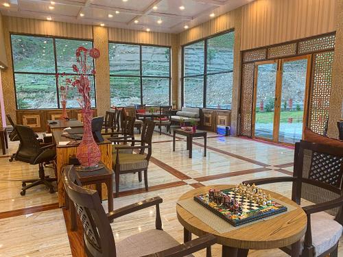 KulanThe Sultan Resort的配有桌椅和棋盘的餐桌餐厅