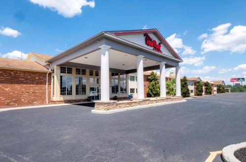 纽卡斯尔Red Roof Inn & Suites Wilmington – New Castle的带有krispy kreme 标志的商店前方