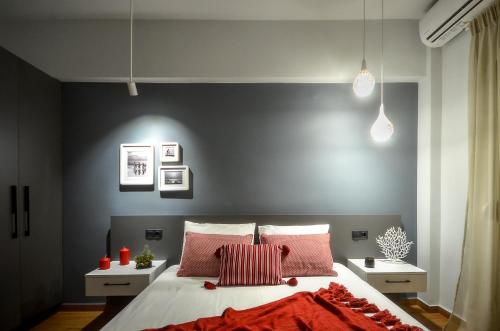 塞萨洛尼基LightHouse 17的卧室配有带粉红色枕头的大型白色床