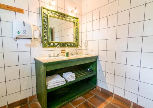 阿拉胡埃拉Villa Margarita的一间带水槽和镜子的浴室