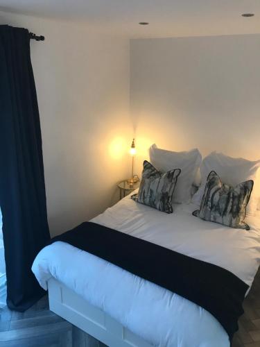 贝尔法斯特Unique Belfast Stay的卧室配有白色的床和2个枕头