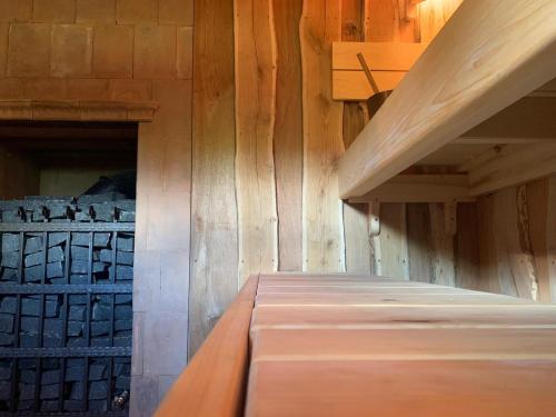 GarkalneČapu Liepu sauna的木墙和木楼梯间