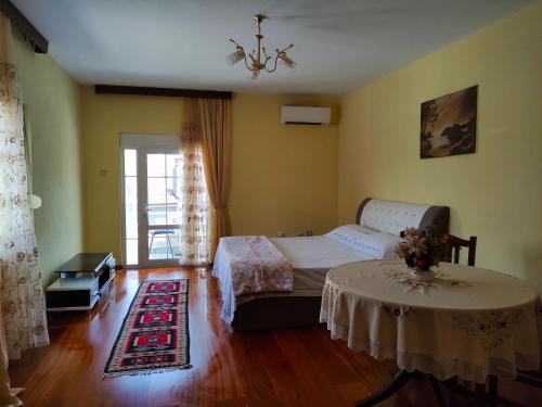 戈里察Villa Katerina的一间卧室配有一张床和一张桌子