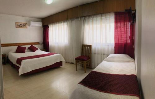 蒙得维的亚欧陆酒店的酒店客房,配有两张床和椅子