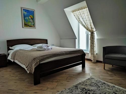 别列戈沃Готель-ресторан "Олеся"的卧室配有床、椅子和窗户。