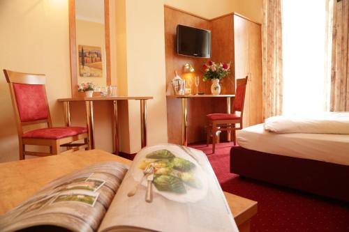马夸特施泰因普瑞森格特高级小旅馆的酒店客房配有一张床铺和一张桌子。