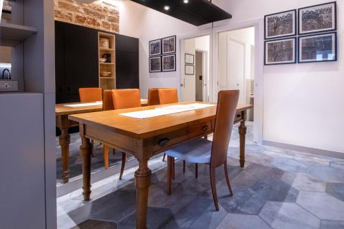 巴勒莫Zisa Suite的一间带木桌和椅子的用餐室