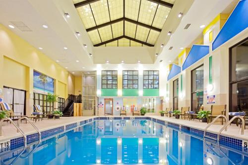 恩格尔伍德恩格尔伍德皇冠假日酒店的一座配有桌椅的酒店游泳池